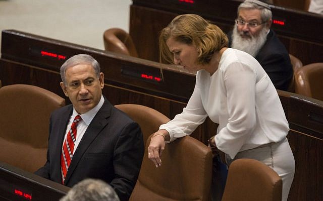 Benjamin Netanyahu speaks with Tzipi Livni during a plenum session in the Knesset in June 2014. (Photo credit: Flash90)