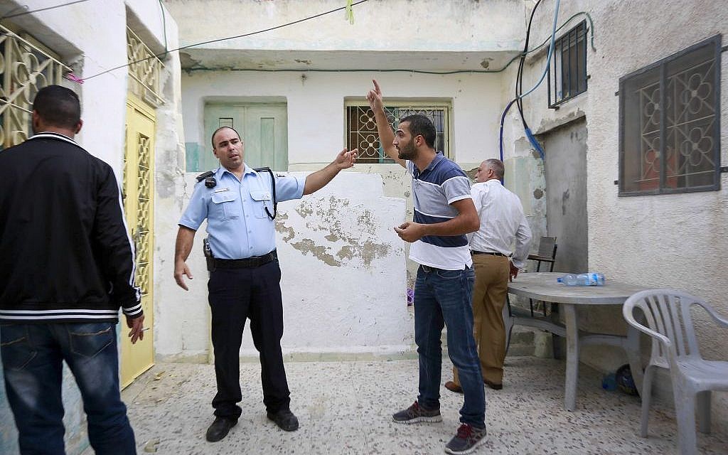An Israeli policeman argues with a resident of Silwan, September 30, 2014 (photo credit: Sliman Khader/FLASH90)