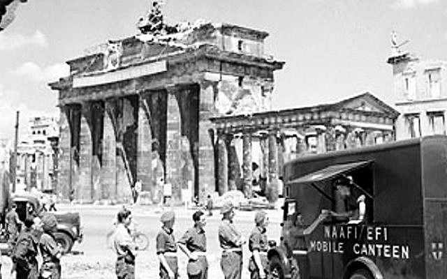 British soldiers in line for tea at NAFFI Mobile Canteen No. 750 at the Brandenburg Gate in Berlin, Germany, 16 July, 1945 (photo credit: Imperial War Museum)