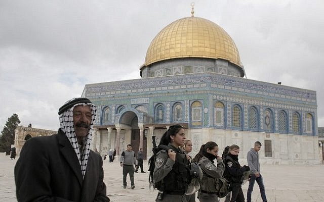 Israeli security forces walk near Jerusalem's Dome of the Rock on the Temple Mount, November 5, 2014. (AFP/Ahmad Gharabli)