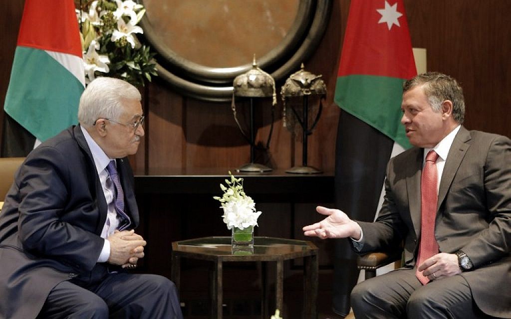 Jordan's King Abdullah II (R) talks with Palestinian Authority President Mahmoud Abbas before a meeting at the Royal Palace in Amman on November 12, 2014. (AFP PHOTO/KHALIL MAZRAAWI)