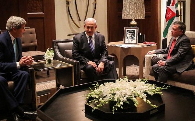 Prime Minister Benjamin Netanyahu, center, meets with US Secretary of State John Kerry, left, and Jordanian King Abdullah II in Amman, November 13, 2014. (AFP/Jordainian Royal Palace/Ho/Yousef Allan)
