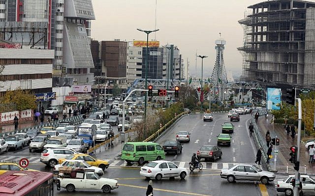 A busy street in Tehran, November 25, 2014. (AFP/Atta Kenare)