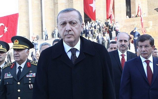 Turkish President Tayyip Erdogan (C) walks with Prime Minister Davutoglu (R) in Ankara, November 10, 2014. (AFP/Adem Altan)