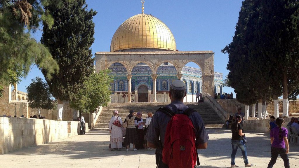 A Jewish visitor to the Temple Mount looks at the Dome of the Rock, 2013. (photo credit: Sliman Khader/Flash90, File)