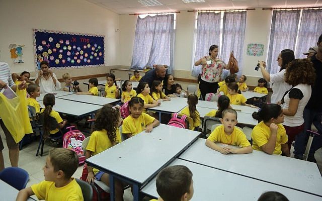 Itamar Shimoni welcoming kids to an Ashkelon school on September 1, 2014. (photo credit: Edi Israel/Flash90)