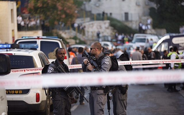 Israeli police outside the Kehilat Yaakov synagogue in Jerusalem after a terror attack there on November 18, 2014. (photo credit:  Yonatan Sindler/FLASH90)