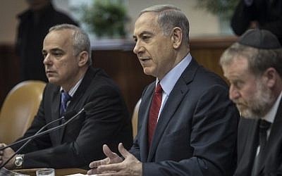 Benjamin Netanyahu chairs the weekly cabinet meeting in his Jerusalem offices on December 14, 2014. photo credit: AFP/POOL/OLIVER WEIKEN)