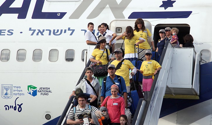 Illustration. New immigrants arrive to Ben Gurion airport in Israel. (Gideon Markowicz/FLASH90) 