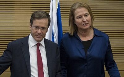 Hatnua head Tzipi Livni and leader of the opposition Isaac Herzog at the Knesset on November 12, 2014. (Photo credit: Miriam Alster/FLASH90) 