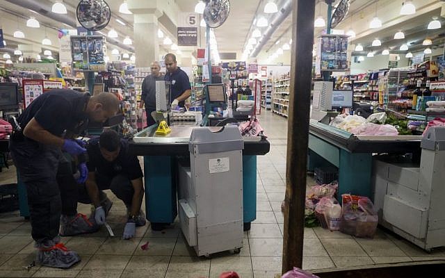 Police investigated the scene of a stabbing attack at a Rami Levy supermarket in Mishor Adumim on December 3, 2014. (photo credit: Nati Shohat/FLASH90)