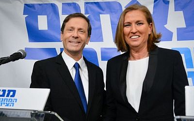 Labor leader Isaac Herzog and Hatnua leader Tzipi Livni announce the merger of their parties at a press conference in Tel Aviv on December 10, 2014. They said they would rotate the prime ministership if they win elections next March. (Photo credit: FLASH90)