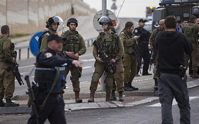 Israeli soldiers at the scene where a Palestinian man attacked a family of six with acid in Gush Etzion on December 12, 2014. (Photo by Yonatan Sindel/Flash90)