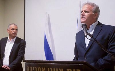 Former ambassador to the US Michael Oren announces he's running for the Knesset with Kulanu party leader Moshe Kahlon, December 24, 2014. (Photo credit: Ben Kelmer/Flash90)