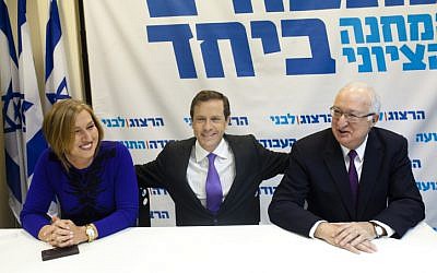 Hatnua party leader Tzipi Livni (left), Labor Party leader Isaac Herzog (center) and economic reformer Professor Manuel Trajtenberg at a press conference on December 31, 2014 announcing Trajtenberg's participation in the joint Labor-Hatnua list for the upcoming March 2015 Knesset elections. (photo credit: Amir Levy/Flash90)
