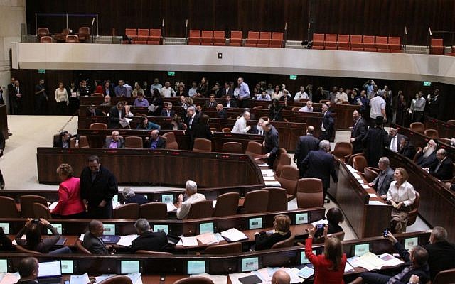 The Knesset voting to dissolve itself on December 8, 2014. (Courtesy Knesset spokesperson)