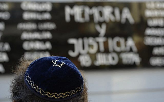 A Jewish man rallies  in front of the headquarters of the AMIA (Argentine Israelite Mutual Association), in Buenos Aires on January 21, 2015. (photo credit: AFP PHOTO / Alejandro PAGNI)