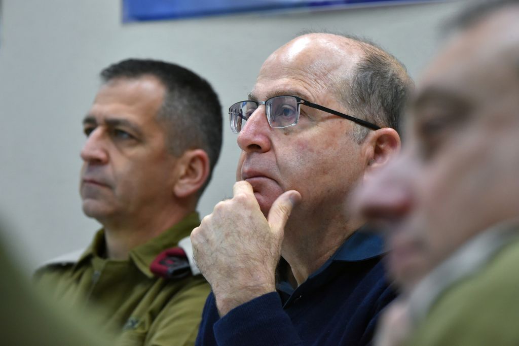 Defense Minister Moshe Ya'alon (R) with Northern Command chief Maj.-Gen. Aviv Kochavi during a visit at the Israeli Northern Command on January 23, 2015. (Photo credit: Ariel Hermoni/Ministry of Defense)