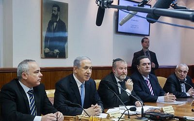 Prime Minister Benjamin Netanyahu leads the weekly cabinet meeting at the Prime Minister's Office in Jerusalem on January 25, 2015. (Photo credit: Marc Israel Sellem/POOL)