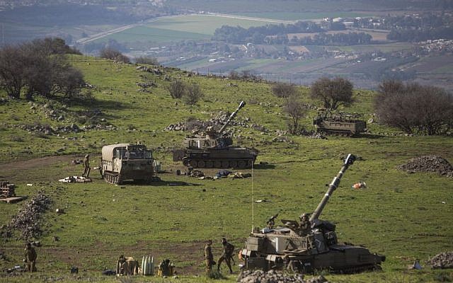 Israeli artillery seen preparing to strike southern Lebanon, following an Israeli army patrol coming under anti-tank fire from Hezbollah operatives in the northern Mount Dov region along the Israeli border with Lebanon on January 28, 2015, injuring seven soldiers. (Photo credit: Basal Awidat/Flash90)