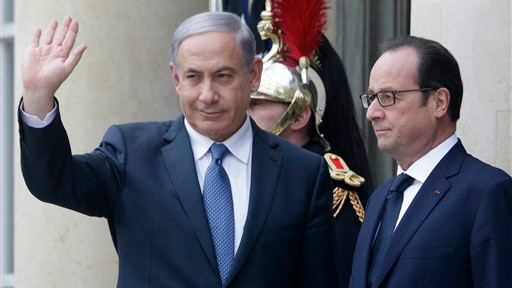 French President Francois Hollande (right) and Israeli Prime Minister Benjamin Netanyahu pose for photographers at the Elysee Palace, Paris, January 11, 2015. (photo credit: AP/Thibault Camus) 