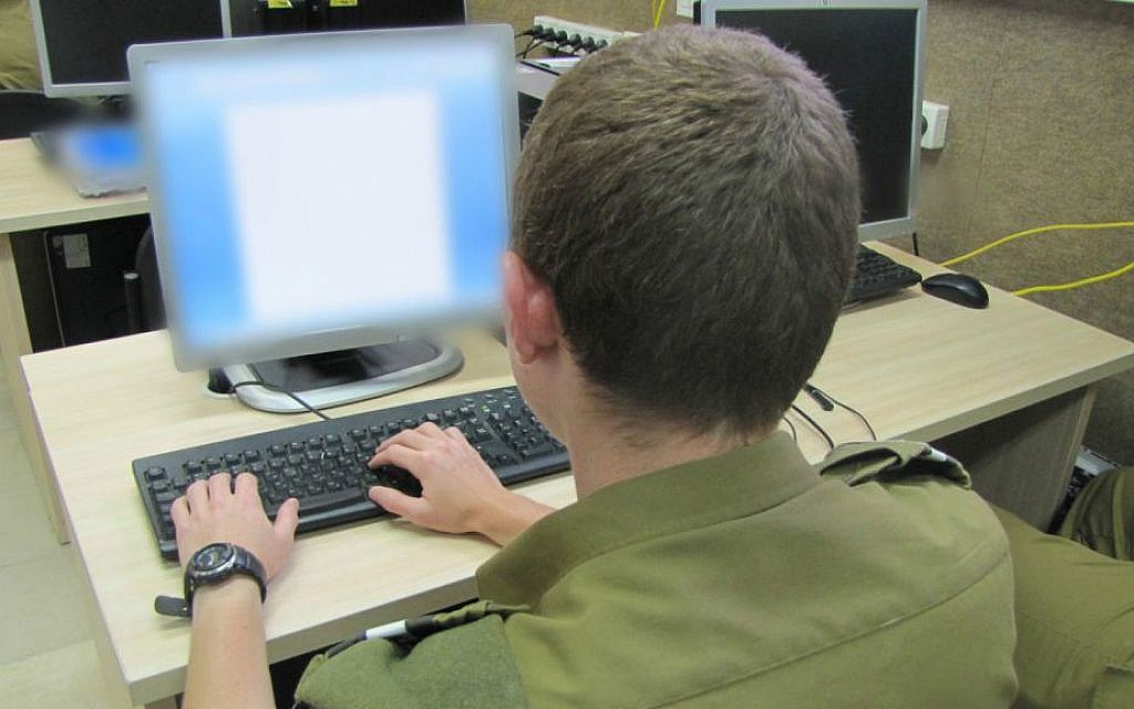 A soldier in the army's cyber defense course on June 10, 2013 (photo credit: IDF Spokesperson's Unit)