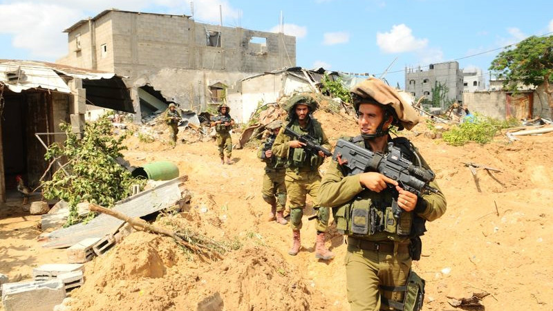 Infantry soldiers operating on the ground during Operation Protective Edge, July 20, 2014. (IDF Spokesperson's Unit/Flickr)