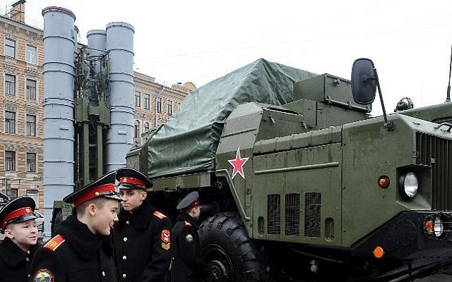 Cadets close to a Russian surface-to-air S-300 missile system during a military exhibition Saint Petersburg, February 20, 2015. (AFP/OLGA MALTSEVA)
