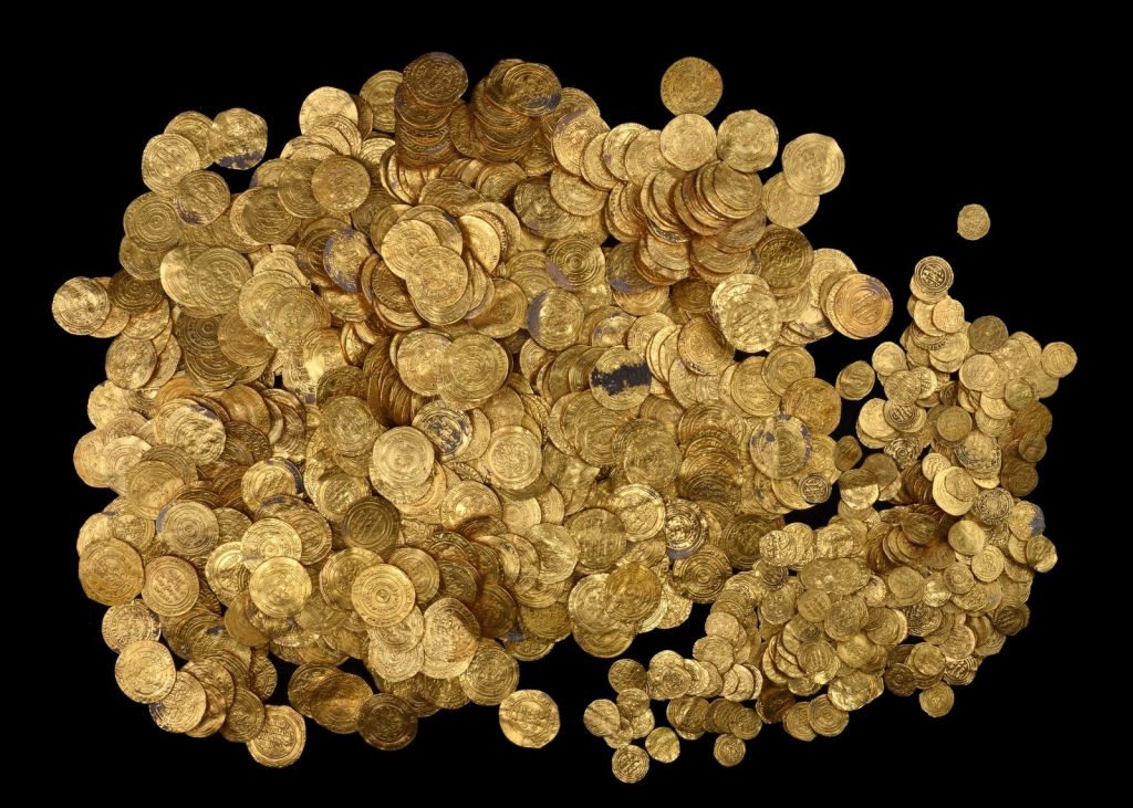 Gold coins found off the coast of Caesarea by divers (photo credit: Clara Amit, courtesy of the Israel Antiquities Authority)