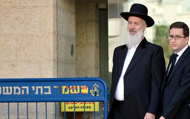 Former chief Ashkenazi Rabbi Yona Metzger (L) seen leaving the Magistrate's Court in Rishon Lezion on November 26, 2013. (Yossi Zeliger/FLASH90)