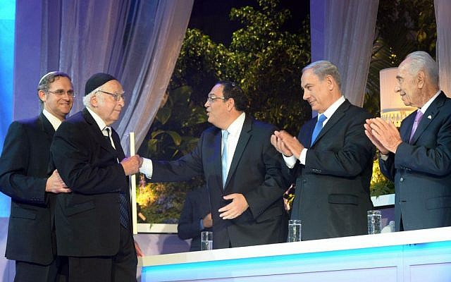 Rabbi Aharon Lichtenstein recieves the Israel prize in literature from then-education minister Shai Piron, as Prime Minister Benjamin Netanyahu, center, and then-president Shimon Peres look on in Jerusalem on May 06, 2014. (Amos Ben Gershom/GPO/Flash90)
