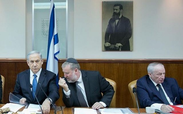 Prime Minister Benjamin Netanyahu, cabinet secretary Avichai Mandelblit and Attorney General Yehuda Weinstein (left to right) at a cabinet meeting in Jerusalem, November 2014. (Ohad Zwigenberg/Pool)