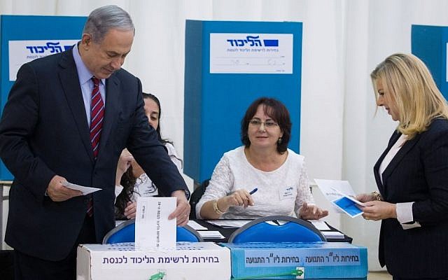 Benjamin Netanyahu and his wife Sara Netanyahu cast votes in the Likud primary on December 31, 2014. Photo credit: Miriam Alster/Flash90)