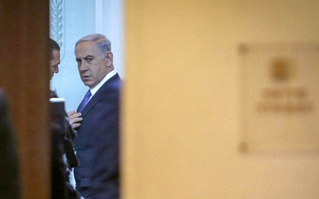 Primer Ministro Benjamin Netanyahu visto en la reunión semanal del gabinete en la Oficina del Primer Ministro en Jerusalén, 1 de febrero de 2015. (Alex Kolomoisky / Pool)