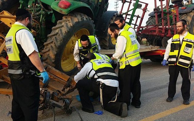 Emergency workers inspect the scene of a deadly crash in southern Israel on February 3, 2015 (Shalom Ben Tzur/Zaka Spokesperson)