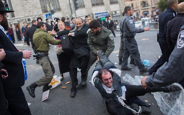 Police officers clash with ultra-Orthodox men during a protest against the jailing of Jewish seminary students who failed to comply with a recruitment order, in Jerusalem's Mea Shearim neighborhood on February 8, 2015. (photo credit: Yonatan Sindel/Flash90)