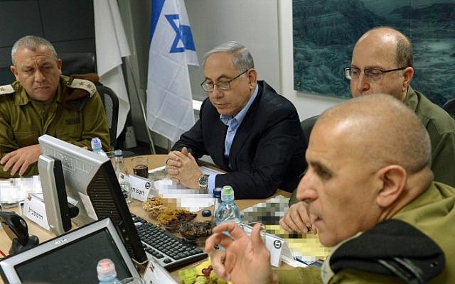 Israeli Prime Minister Benjamin Netanyahu (C), Israeli Minister of Defense Moshe Ya'alon (2R) and IDF chief of staff Gadi Eizenkot seen during a visit at the IDF Southern Command, on February 24, 2015. (Haim Zach/GPO)