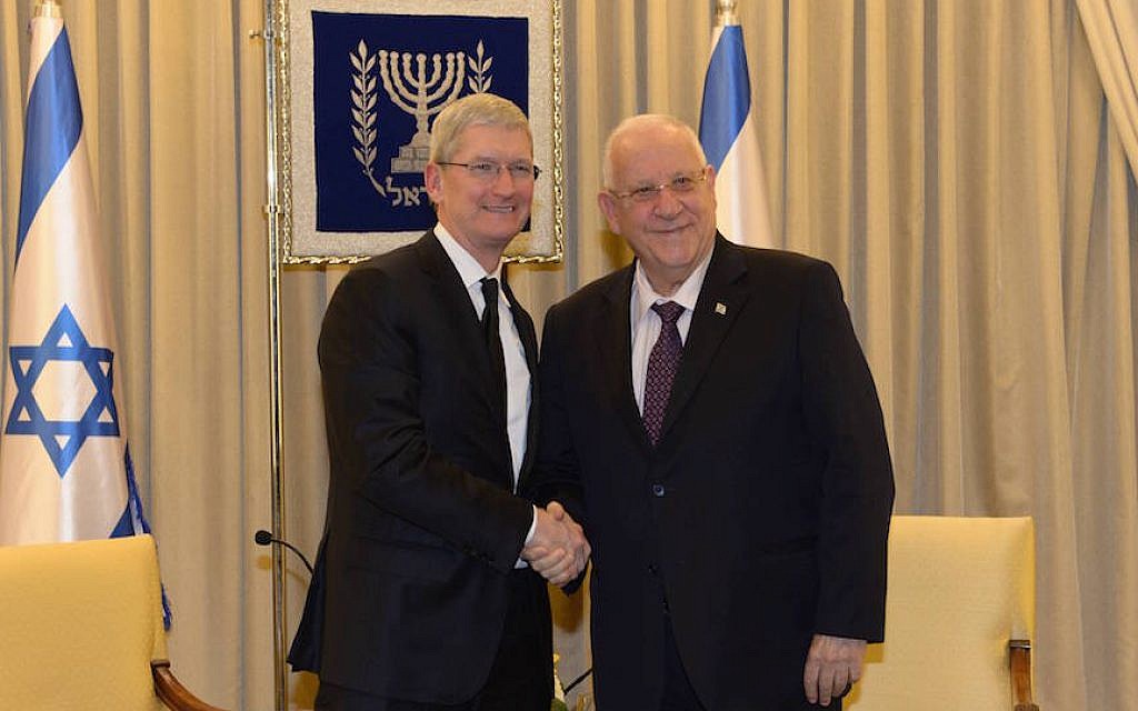 Apple CEO Tim Cook (L) with President Reuven Rivlin (Photo credit:  Amos Ben Gershom/GPO)