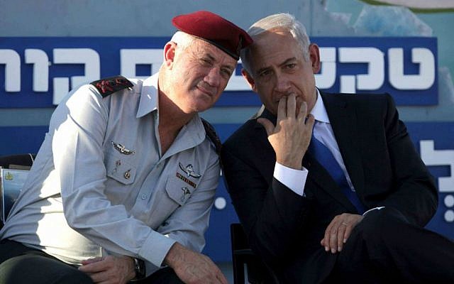 Then-IDF chief of staff Lt. Gen. Benny Gantz, left, with Prime Minister Benjamin Netanyahu at a Navy ceremony on September 11, 2013. (AP Photo/Dan Balilty)