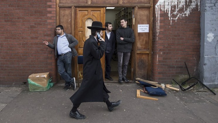 An Orthodox Jew walks past the Ahavas Torah synagogue in the Stamford Hill area of north London on March 22, 2015. (AFP/Niklas Halle'n)