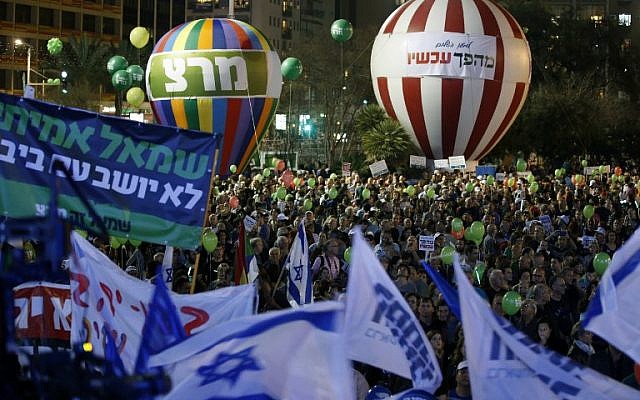 Israelis take part in a rally calling for a change in government on March 7, 2015 in Rabin Square in Tel Aviv. (AFP/JACK GUEZ)