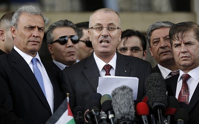 Palestinian Authority Prime Minister Rami Hamdallah speaks during a press conference in Gaza City on March 25, 2015 (AFP Photo/Mohammed Abed)