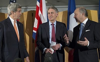 US Secretary of State John Kerry (L), British Foreign Secretary Philip Hammond (C) and French Foreign Minister Laurent Fabius (L) talk after Secretary Hammond made a statement about their meeting regarding recent negotiations with Iran, in London on March 21, 2015 (AFP PHOTO / POOL / BRIAN SNYDER)