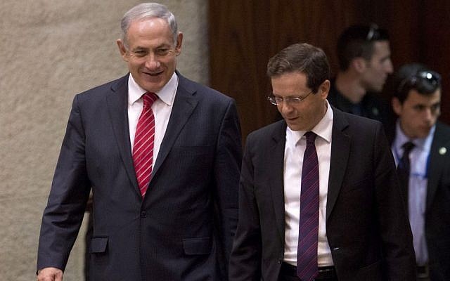 File: Prime Minister Benjamin Netanyahu, left, and Zionist Union leader MK Isaac Herzog in the Knesset, January 20, 2014. (AP Photo/Ariel Schalit)