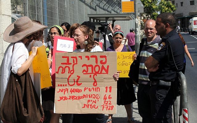Illustrative: Demonstrators from the Agunot organization protest outside the Justice Ministry in Jerusalem in 2011. (Yossi Zamir/Flash90)