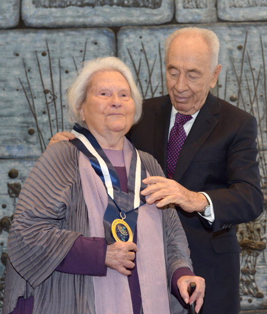 Former Israeli president Shimon Peres presents Lia Van Leer, founder of the Haifa and Jerusalem Cinematheques, the Presidential award at the president's residence in Jerusalem. January 30, 2014. (photo credit: Mark Neyman/GPO/Flash90)
