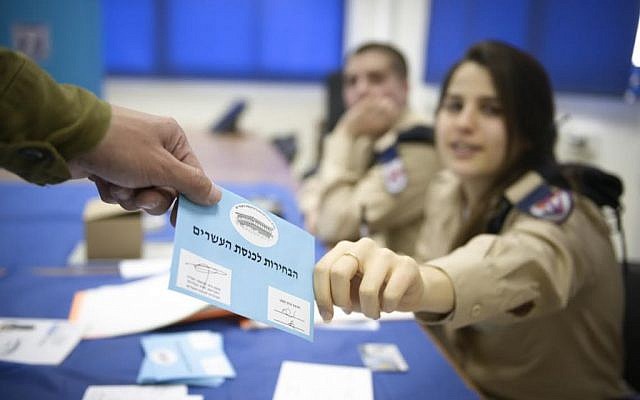 IDF soldiers take part in early voting two days before the Knesset elections, March 15, 2015. (IDF Spokesperson)