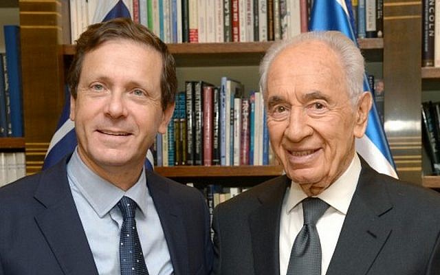 Zionist Union party leader Isaac Herzog and ex-president Shimon Peres on  November 24, 2013. (photo credit: Mark Neyman/GPO/FLASH90)