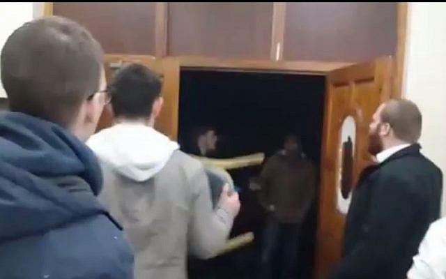Young Jewish men fend off a gang trying to force their way into a London synagogue during a violent confrontation, March 22, 2015. (screen capture: YouTube/Vos9es's)