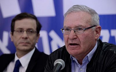 Amos Yadlin, right, and Zionist Union leader MK Isaac Herzog at an election campaign media event, February 22, 2015. (Tomer Neuberg/Flash90)